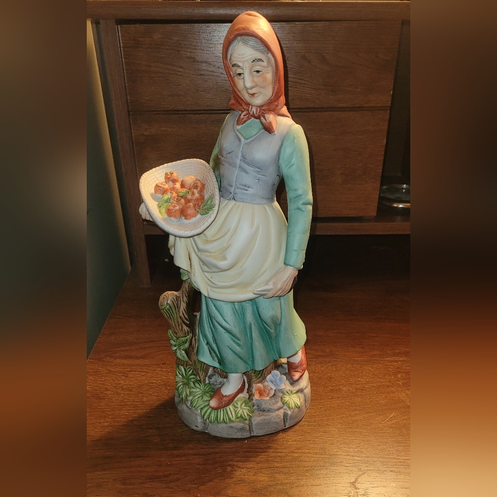 HocoVintage Capodimonte Italian Grandmother w/ Basket of Apples Unique